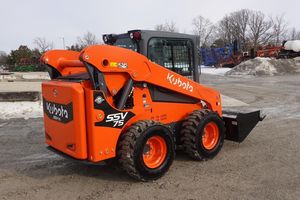 Chargeuse compacte Kubota SSV75 à 4 roues motrices, équipement de construction compact avec godet frontal - Product Image 3