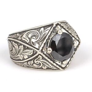 Bague carrée pour homme en argent sterling 925 avec pierre onyx sertie clos, plaqué or rose et rhodium, style hip-hop, marque privée 'IS' sous licence - Product Image 1