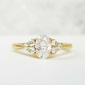 Anillo de compromiso de moissanita de corte ovalado de 6x8mm | Anillo de oro y plata con piedra lateral de racimo | Joyería fina de aniversario de Boda nupcial OEM - Product Image 1