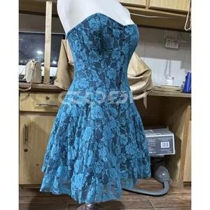 Robe corset en satin noir avec superposition en maille florale bleu ciel et fermeture à boucle sur le devant - Product Image 5