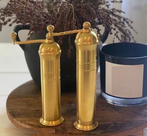 Juego de sal y pimienta de latón de toque real vintage adecuado para comedor de cocina de tema antiguo y uso de colección de patrimonio - Product Image 2