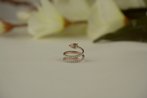 Bague exclusive en diamant de laboratoire poire et taille ronde VS1 clarté IGI SGL certifié or rose or argent fournisseur en gros - Product Image 4