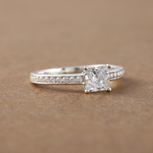Princess Cut Lab Grown Diamond Pave Setting Anillo de compromiso Lujoso anillo de compromiso de platino Anillo de regalo para mujeres IGI - Product Image 2