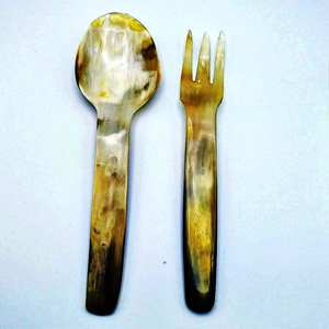 Juego de Cubiertos para Ensalada de Cuerno con 2 Espátulas, Utensilios Hechos a Mano de Madera Natural Sostenible, Aptos para Congelador - Product Image 2