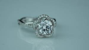 Bague exclusive en diamant de laboratoire de 1,00 carat, taille ronde, clarté VS1, couleur E F, certifiée IGI SGL, fournisseur de bijoux en or, or rose et argent - Product Image 3