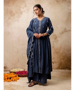 Salwar Kameez pakistanais pour femmes en coton blanc imprimé, design formel avec Gharara style fourche et Dupatta - Product Image 1