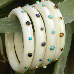 Bracelets en os naturel blanc faits à la main, écologiques, avec accents de pierres en laiton, style amour, bijoux minimalistes de luxe pour femmes - Product Image 1