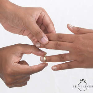 Silverings Joyería Fina de Plata de Ley 925, Anillo de Amor 'Mitad Tuya, Mitad Mía' de Oro Amarillo, Corte Princesa Geométrico Vermeil para Bodas - Product Image 3