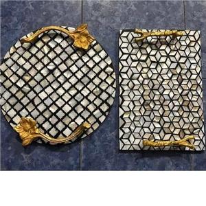 Plateau en résine rond de 12 pouces le plus vendu avec poignée en métal doré incrustation de nacre combinaison de vadrouille noir blanc pour mariage Diwali - Product Image 1