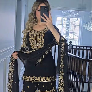 Salwar Kameez de Diseño con Piel Sintética para Fiestas de Invierno, con Duppata Elegante, Reversible y Hecho con Materiales Reciclados - Product Image 1