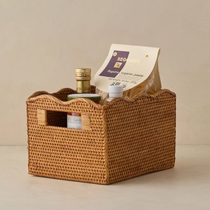 Panier festonné en rotin fait main unique avec poignées Texture naturelle Rangement élégant et accent de style maison - Product Image 1