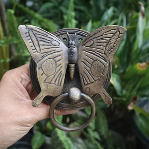 Heurtoir de porte à motif papillon élégant fini or élégant pour les villas de portes en bois ou comme pièce de collection décorative unique - Product Image 1