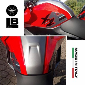 Protection latérale de réservoir en résine gel 3D sur mesure (2 pièces) avec autocollants étanches et logo, compatible avec les motos BMW F900XR - Product Image 3