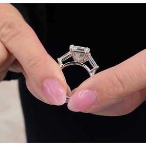 Bague de fiançailles de luxe à trois pierres en diamant de laboratoire taille émeraude certifié IGI 7,00 carats total, clarté D-E-F VVS VS, plaqué or rhodié - Product Image 2