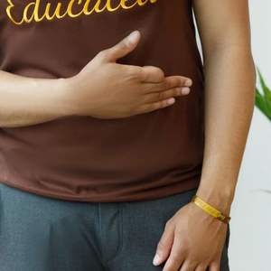 HBCU Éduqué Iota Brun Or Chenille Broderie T Shirt Doux Coton Hommes Tee Personnalisé Université Vêtements Fabricant En Gros - Product Image 6