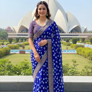 ผ้าซารีงานแต่งงานแบบดั้งเดิมทำจากผ้าจอร์เจต์แท้ พร้อมลายปักแบบแบนดานีและงานปักขอบแบบดีไซเนอร์ - Product Image 1