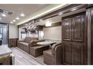 Autocaravana de Lujo C OACH ACCOLADE 2023 Usada, Emisión Euro IV, Motor de 4.5L, Caja de Cambios Automática, Asientos de Cuero, 8 Pasajeros, Aluminio - Product Image 2