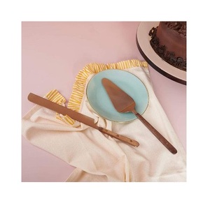 Serveur à gâteaux haut de gamme avec lame en acier inoxydable poli idéal pour trancher les gâteaux de précision sans endommager les décorations - Product Image 5