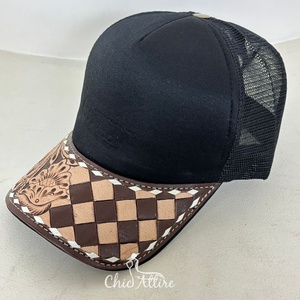 Casquettes de camionneur western artisanales en cuir travaillé à la main et à visière à carreaux, avec dos en maille réglable, patch en cuir de vache, design personnalisé - Product Image 1