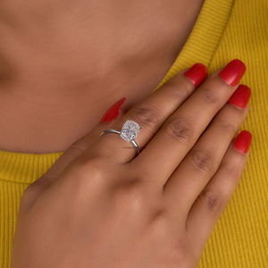 3,03 Ct Cojín Corte Moissanite Anillo de compromiso Cojín alargado con ajuste de Halo oculto en amarillo o oro rosa - Product Image 2