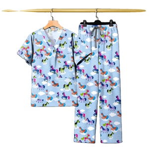 Vêtements médicaux de qualité supérieure, hauts de travail en tissu extensible/polyester personnalisés, imprimés, unisexes, motif de dessin animé de Noël - Product Image 1