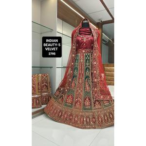 Conjunto clásico de Lehenga Choli de terciopelo de la mejor calidad adornado con lentejuelas y ropa festiva de trabajo con piedras para mujer disponible para la venta - Product Image 2