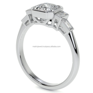 Precioso Anillo Solitario de Moissanita con 5 Piedras para Mujer, Chapado en Oro de 14 Quilates, con Engaste de Bisel de Diseño - Product Image 3