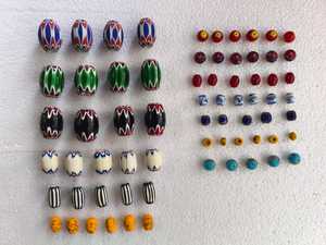 El Chevron hecho a medida y las cuentas de vidrio de comercio mixto son algunas de las cuentas más emblemáticas. Ideal para proyectos de artesanía de abalorios de joyería - Product Image 2