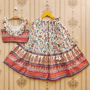 Lehenga Choli en polyester blanc à fleurs Ajrakh pour filles, longueur au sol |   Tenue de fête ethnique traditionnelle entièrement cousue - Product Image 2