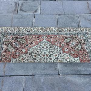 Alfombra Turca Vintage Pequeña de 1.7x4.8 pies (51x146 cm) Alfombra de Lana Roja con Parches y Respaldo de Látex Ecológico - Product Image 3