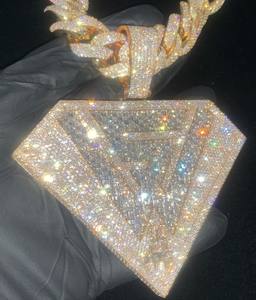 Colgante de moissanita real de 4 quilates chapado en oro amarillo de 14 quilates, disco personalizable, letra, piedra de diamante para fiestas - Product Image 1