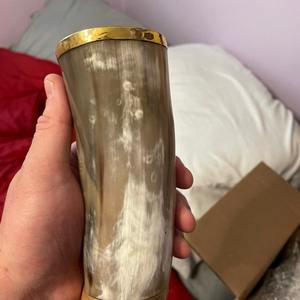 Verre à boire en corne viking artisanal de qualité supérieure, écologique, avec détails en cuir et métal de luxe, style animal poli pour la maison - Product Image 1