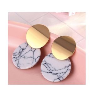 Boucles d'oreilles créoles en marbre et laiton de qualité supérieure pierre blanche design à la mode meilleurs cadeaux pour femmes et filles - Product Image 3