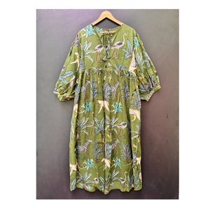 Vente à l'exportation Belle robe mi-longue en coton imprimé pour les femmes parfaite pour les vacances, les fêtes et le confort quotidien - Product Image 1