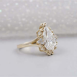 <b>Vintage</b> Yellow <b>Gold</b> Engagement <b>Ring</b> with Unique Pear-Cut Diamond - Product Image 2