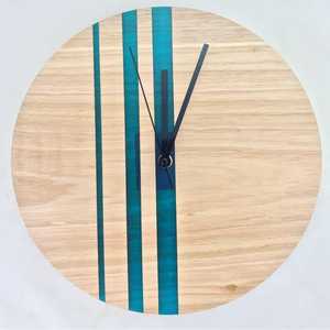 Reloj de pared de madera hecho a mano con logotipo personalizado de 24 horas Estilo de talla tradicional Movimiento de cuarzo Diseño conveniente para colgar - Product Image 2