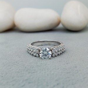 Anillo de Compromiso y Boda Personalizado de Plata 925 con Diamante Solitario VVS, Elegante Regalo de Aniversario para Fiestas, Certificado GIA 100% - Product Image 1