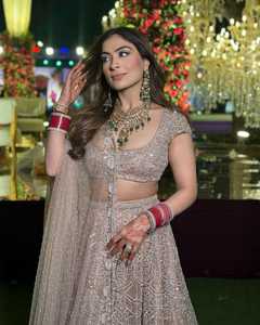 El Lehenga Choli de Boda Más Hermoso y de Moda con Lentejuelas Pesadas y Trabajo de Dori en Material de Seda para Fiestas - Product Image 5