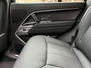 แลนด์โรเวอร์ เรนจ์โรเวอร์ SE ปี 2023 เครื่องยนต์เทอร์โบชาร์จ 6 สูบ 395 แรงม้า ระบบขับเคลื่อนสี่ล้อ เบาะหนัง ระบบควบคุมความเร็วอัตโนมัติแบบปรับได้ ตัวถังสีดำ รถเกียร์อัตโนมัติ 8 สปีด พวงมาลัยซ้าย - Product Image 2