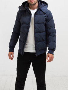 Blouson matelassé bleu marine, modélisé avec les mains dans les poches, design pratique pour le froid, idéal pour le port quotidien en hiver - Product Image 2
