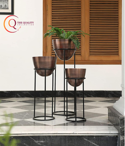 Plante en métal avec support en fil pack de deux et trois utilisations maison hôtel jardin support de fleurs artificielles finition cuivre vases antiques - Product Image 2