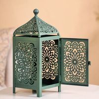 Lanterne fabriquée en métal de style marocain pour améliorer l'esthétique bohème avec des bougies ambiantes dans tous les coins