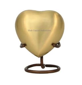 Urne souvenir élégante en forme de coeur en laiton doré sur support Conception personnalisée Petites cendres Fournitures funéraires Mini urnes - Product Image 3