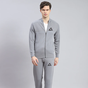 Survêtement à capuche pour homme avec logo personnalisé, nouveau design, ensembles de jogging en polyester pour l'extérieur avec motif uni, vêtements de sport d'hiver par Ako - Product Image 3