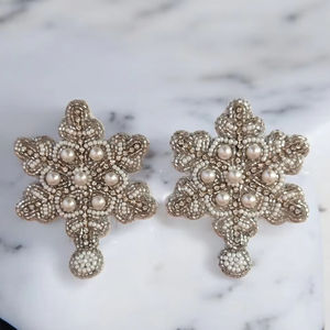 Boucles d'oreilles élégantes brodées de perles de rocaille pour femmes, accessoires de mode faits à la main, boucles d'oreilles brodées pour fêtes - Product Image 1