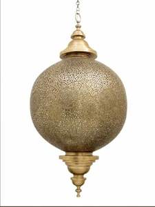 Linterna de metal de lujo de diseño elegante en Nuevo diseño de grabado nuevo último estilo de moda linterna de vela de metal decoraciones para el hogar - Product Image 3