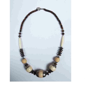 Grand collier en corne de buffle naturelle avec un design religieux écologique fait à la main, taille et couleur personnalisables - Product Image 1