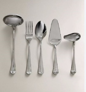 Ensemble d'ustensiles de service en argent poli de style royal exquis, avec un design classique et lisse, décoratif et stylisé pour les fêtes - Product Image 1