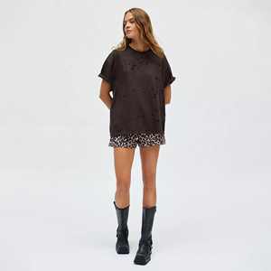 เสื้อยืดสตรีทแวร์แนววินเทจโอเวอร์ไซส์สำหรับผู้หญิงเสื้อยืดเปิดไหล่100% ผ้าฝ้ายออกแบบได้ตามต้องการ - Product Image 4