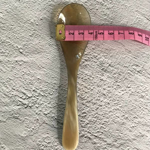 Cuillère en corne de buffle naturelle, fabriquée à la main et polie, parfaite pour servir des épices, des condiments ou pour une utilisation décorative sur la table, de haute qualité - Product Image 1